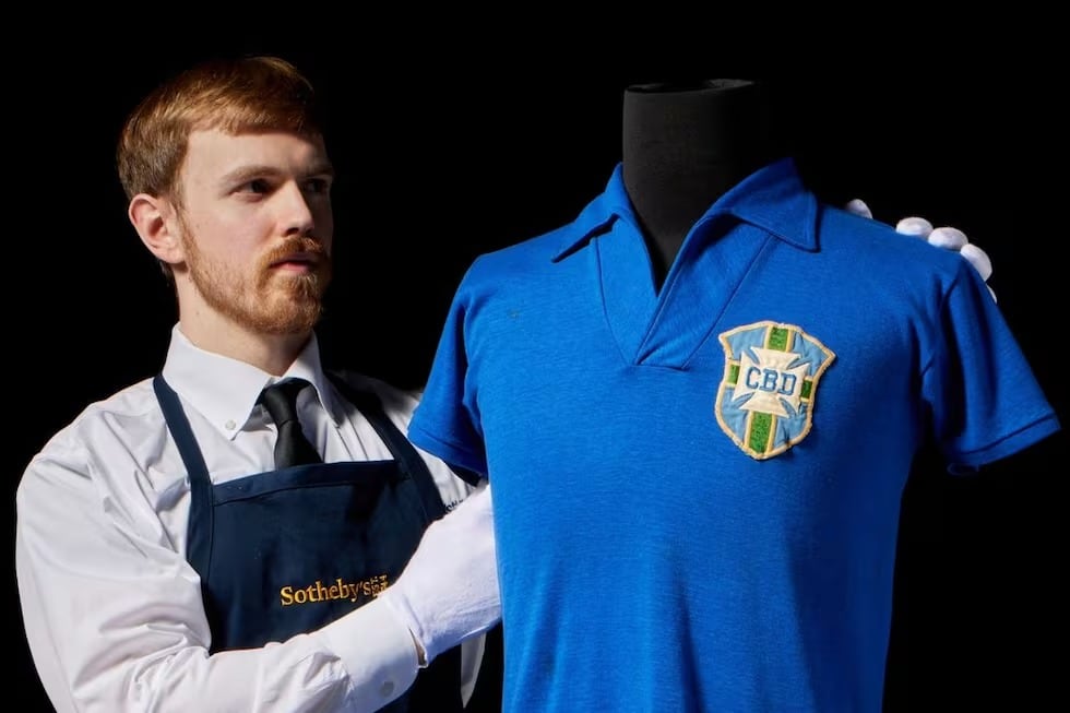 Camiseta que usó Pelé en el Mundial de 1958 fue subastada en 4,9 millones de dólares. Foto: Sotheby's/Instagram.