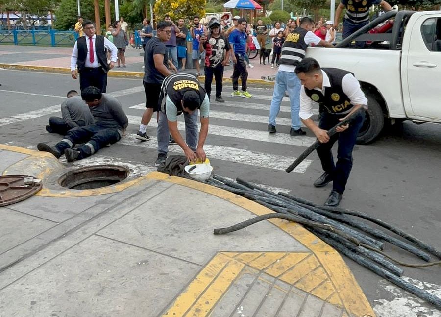Tras semanas de seguimiento, agentes encubiertos lograron detener a dos sospechosos, quienes cayeron usando cascos, chalecos y con abundante material en cobre. (Fotos y videos: Fernando Cortázar)