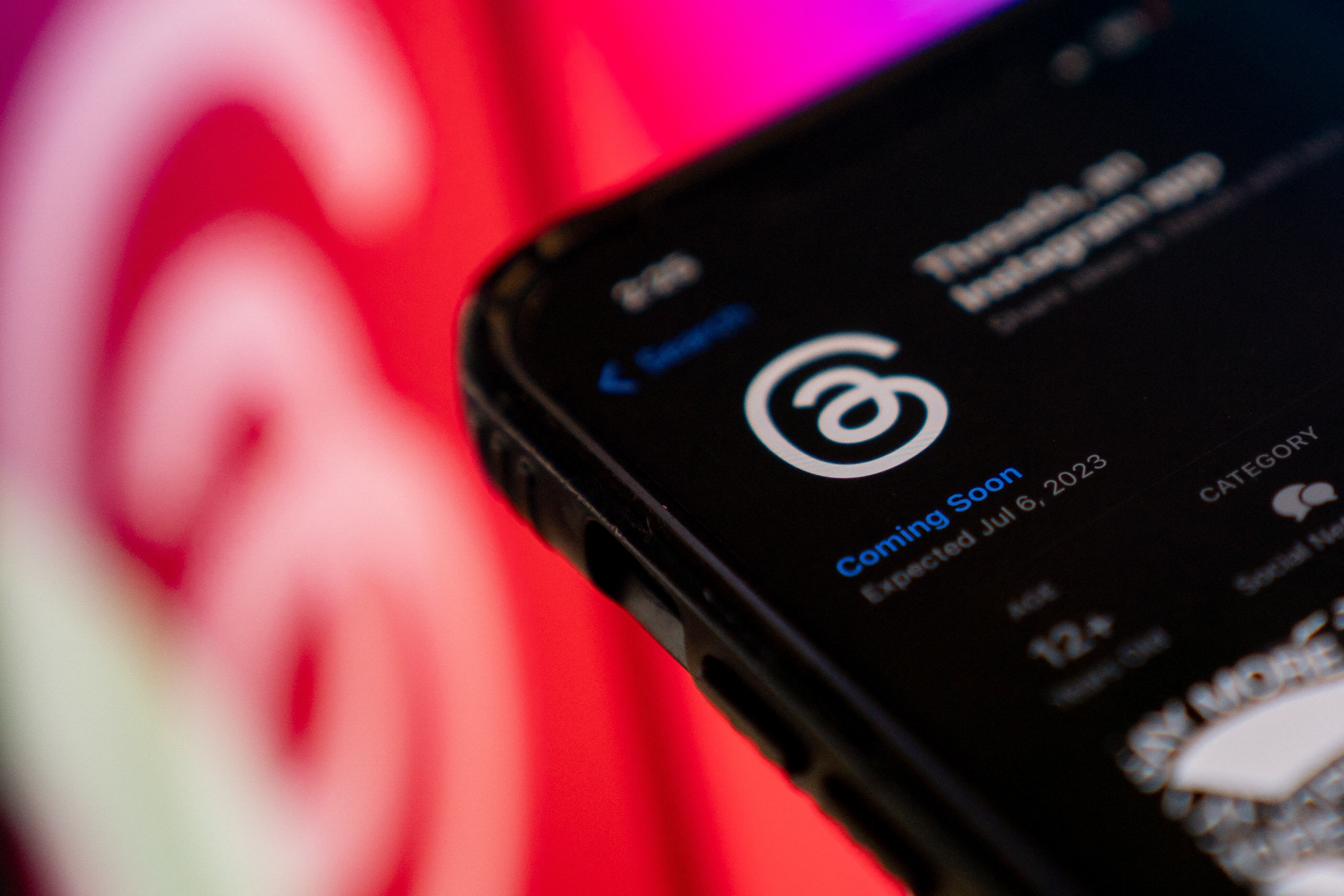 Esta ilustración fotográfica creada en Washington, DC, el 5 de julio de 2023, muestra Threads, una aplicación de Instagram, en la App Store, frente a los logotipos de Instagram y Threads. (Foto de Stefani Reynolds / AFP)