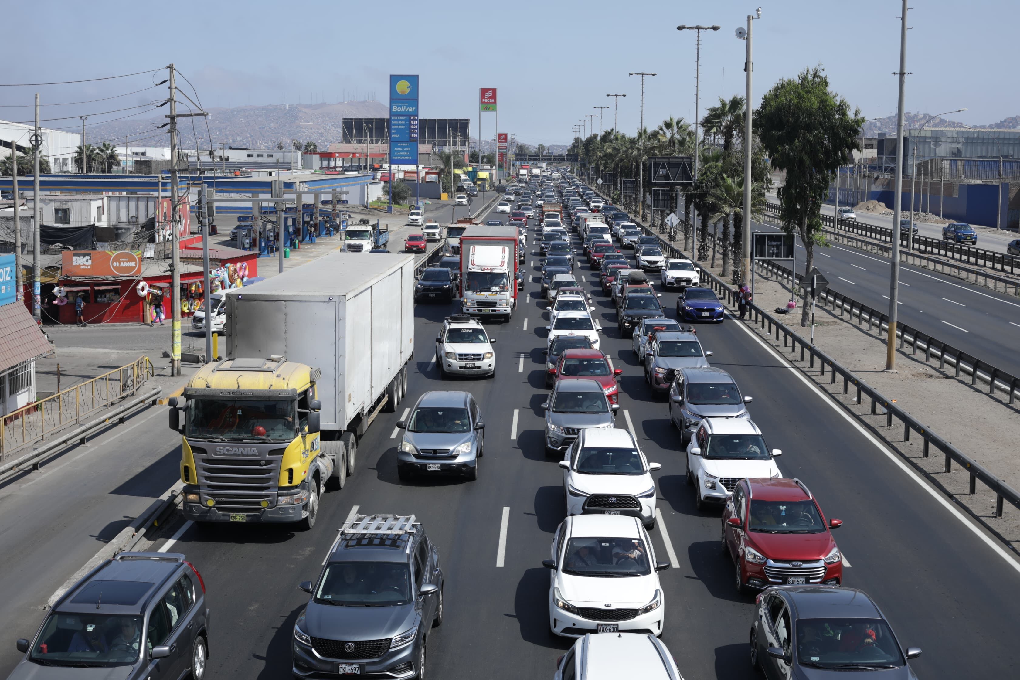 Familias salen de Lima para pasar el feriado largo de Semana Santa en el sur del país. Fotos Britanie Arroyo / @photo.gec
