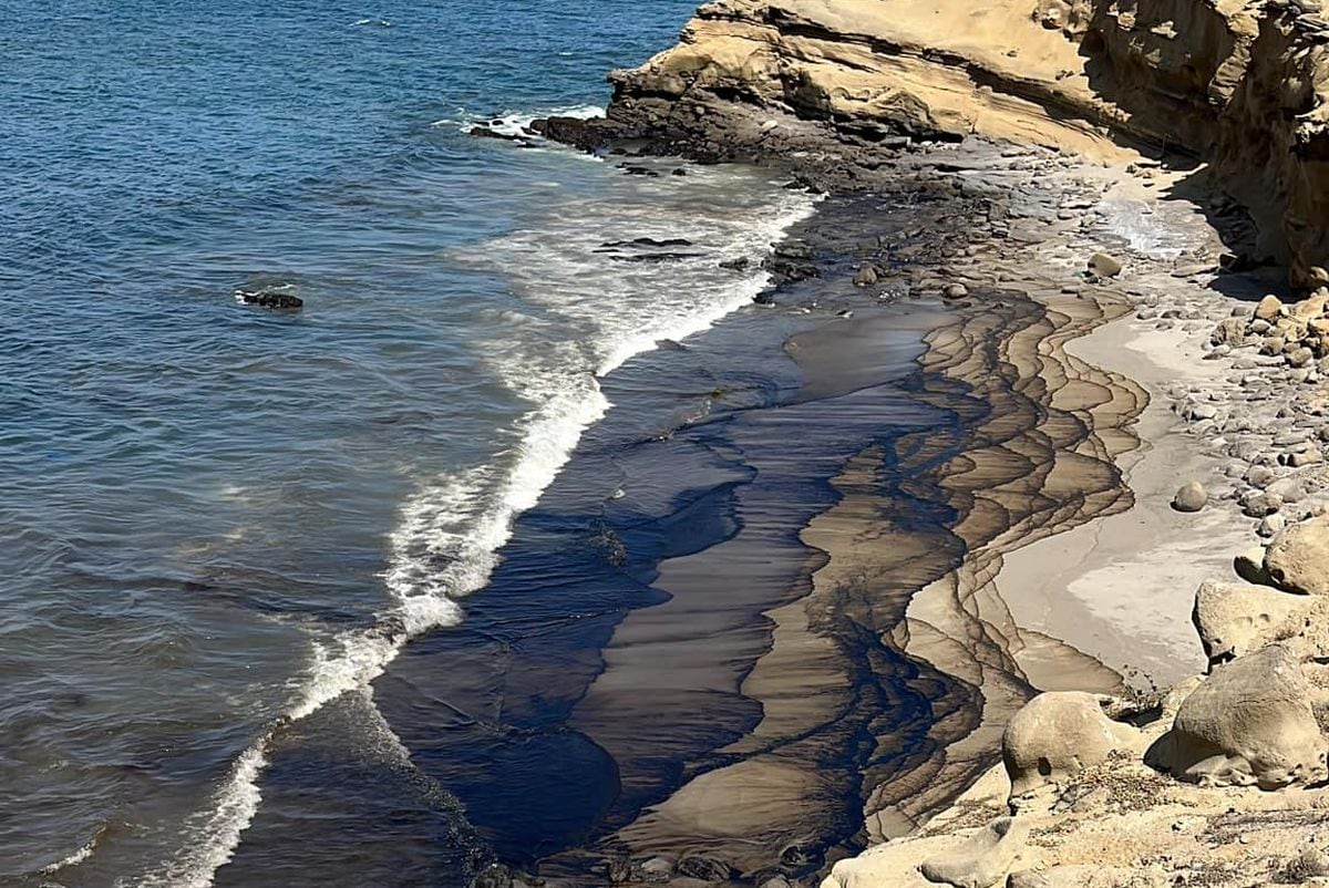 OEFA ha señalado que la zona afectada por el derrame en la zona de Lobitos es de 10 mil metros cuadrados. (Foto: Municipalidad Distrital de Lobitos/Facebook)