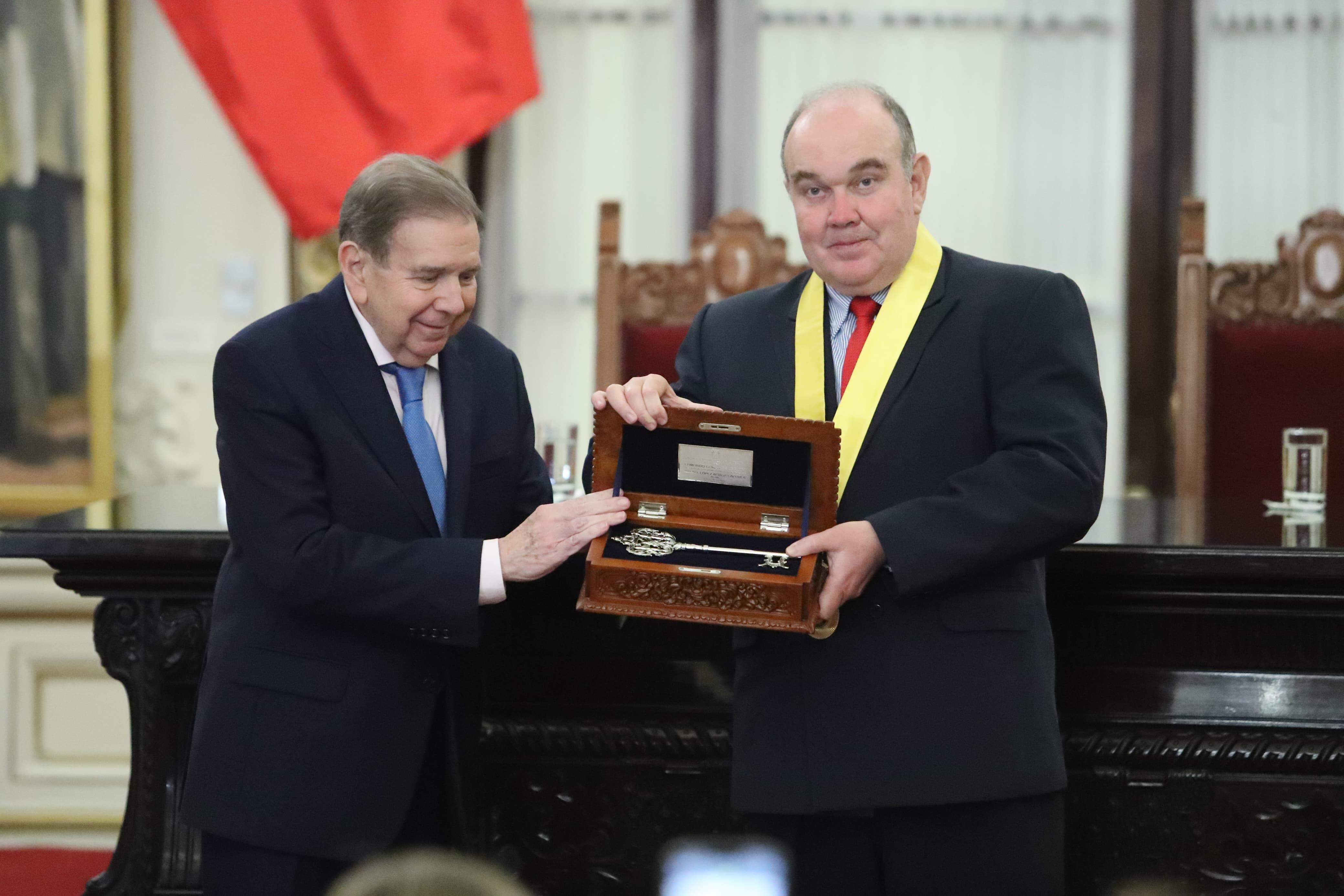 Antes de su encuentro con el alcalde, González Urrutia protagonizó un emotivo balconazo desde el Hotel Bolívar. Fotos: Julio Reaño/@photo.gec