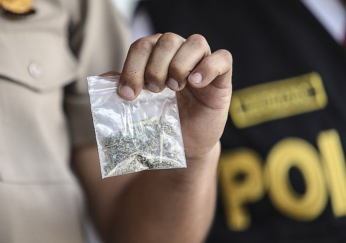 Intervienen a tres presuntos integrantes de "Los Yerveros de los Colegios" con marihuana en Huancayo