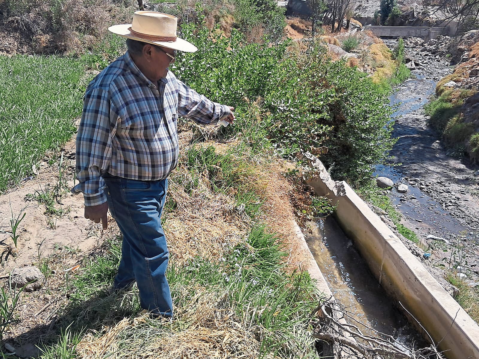 La obra de mejoramiento del canal de riego, mejoramiento del canal principal, Callejón y Pampatay ya tiene daños pese a estar recién construida. Foto: GEC.