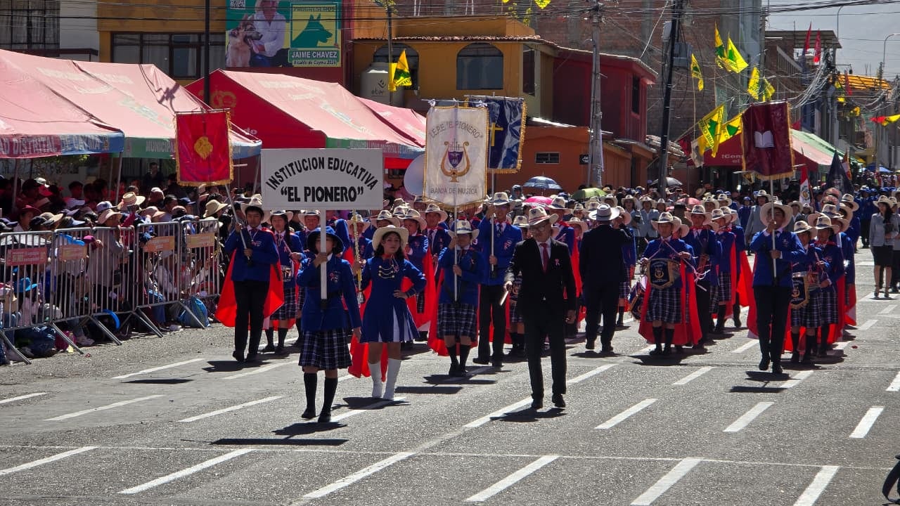 Colegio El Pionero en el desfile cívico escolar en Cayma (Arequipa) por el 205 Aniversario de la Independencia del Perú. (Foto: Yunsu Pariapaza/@photo.gec)