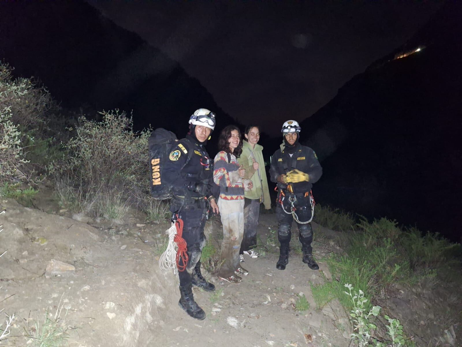Momento cuando los policías rescataron a dos extranjeras. Foto: cortesía.