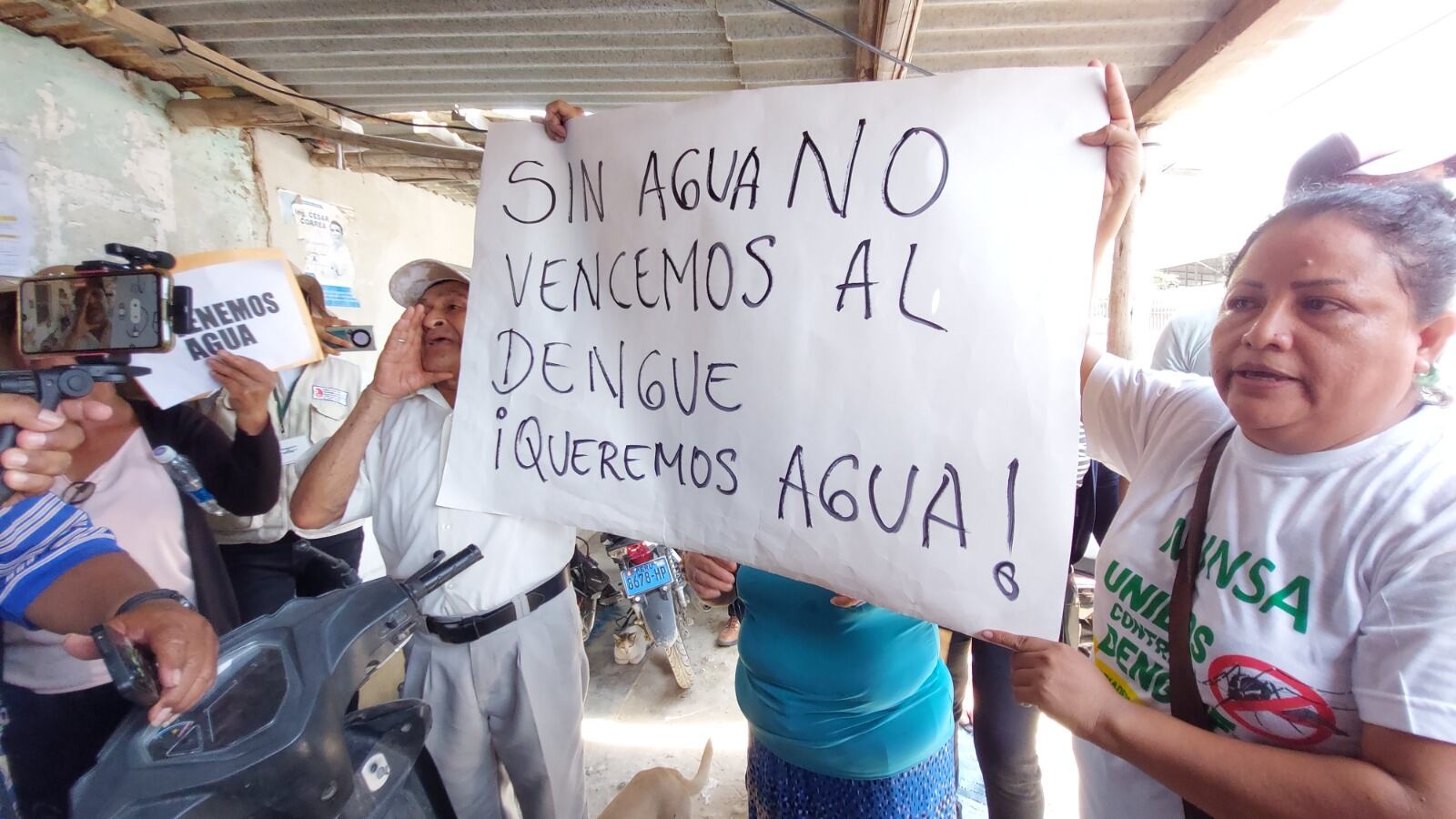 En su arribó para lanzar el Plan Nacional contra el Dengue, los pobladores se quejaron por la falta de agua potable, lo que podría generar la propagación del zancudo transmisor, ya que tienen que almacenar el líquido en baldes. El ministro de Salud, César Vásquez, dijo que “es entendible el malestar” de los ciudadanos.