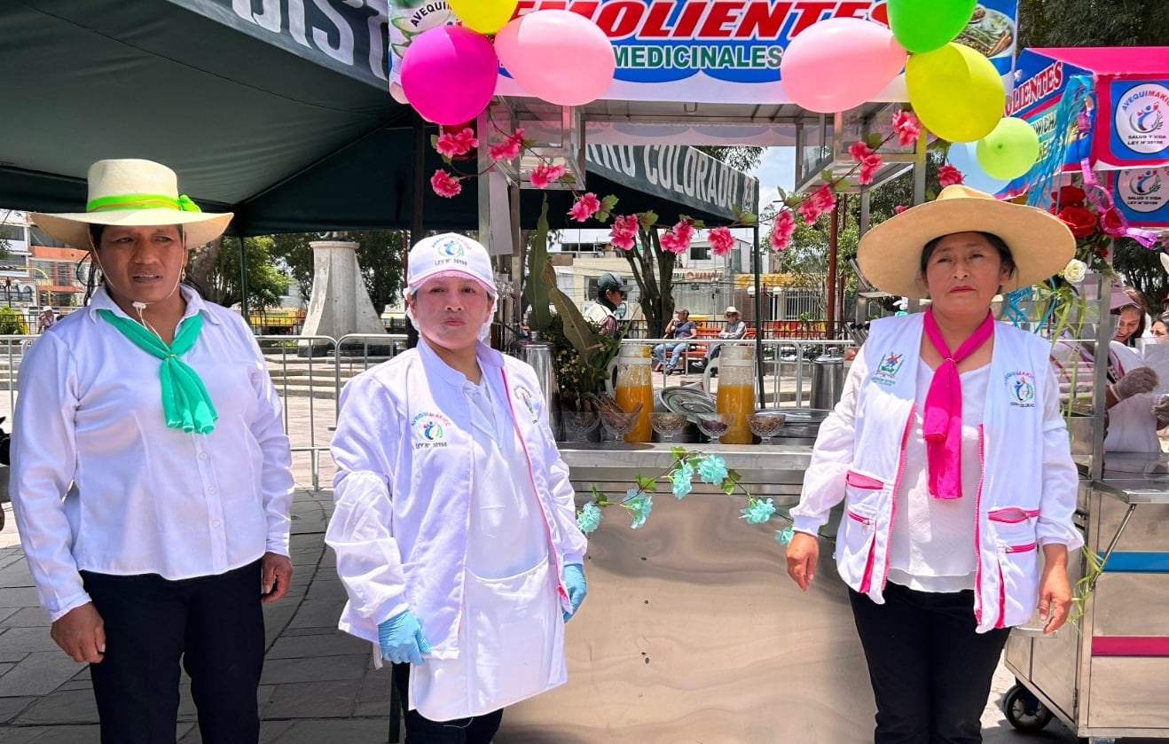 Celebran el Día del Emoliente expendiendo la bebida en feria. (Foto: GEC)