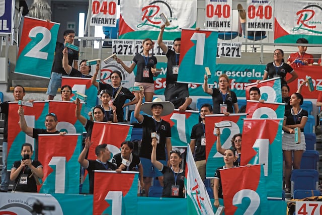 Las infaltables barras colmaron las graderías del Polideportivo.