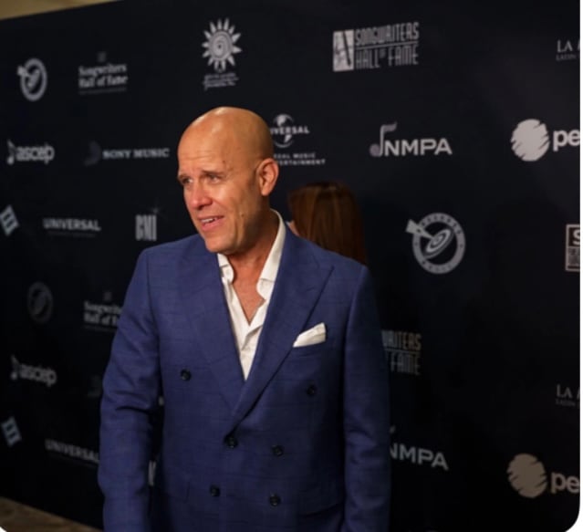 Gian Marco abre una nueva etapa en su carrera musical con el lanzamiento de Bajo La Manga, un álbum de siete canciones en el que explora la salsa y los ritmos tropicales sin dejar de lado su esencia como compositor.
