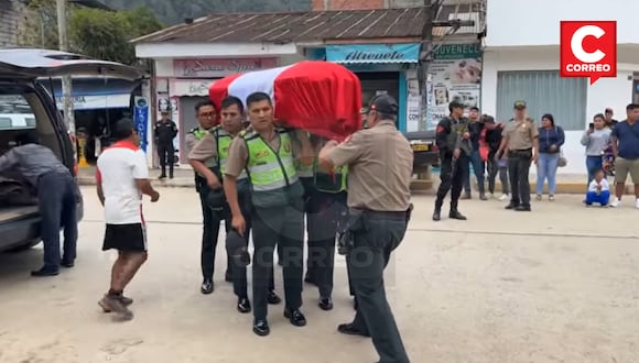 Féretro de polícia fallecido en Satipo ingresando a la comisaría para brindarle honores fúnebres