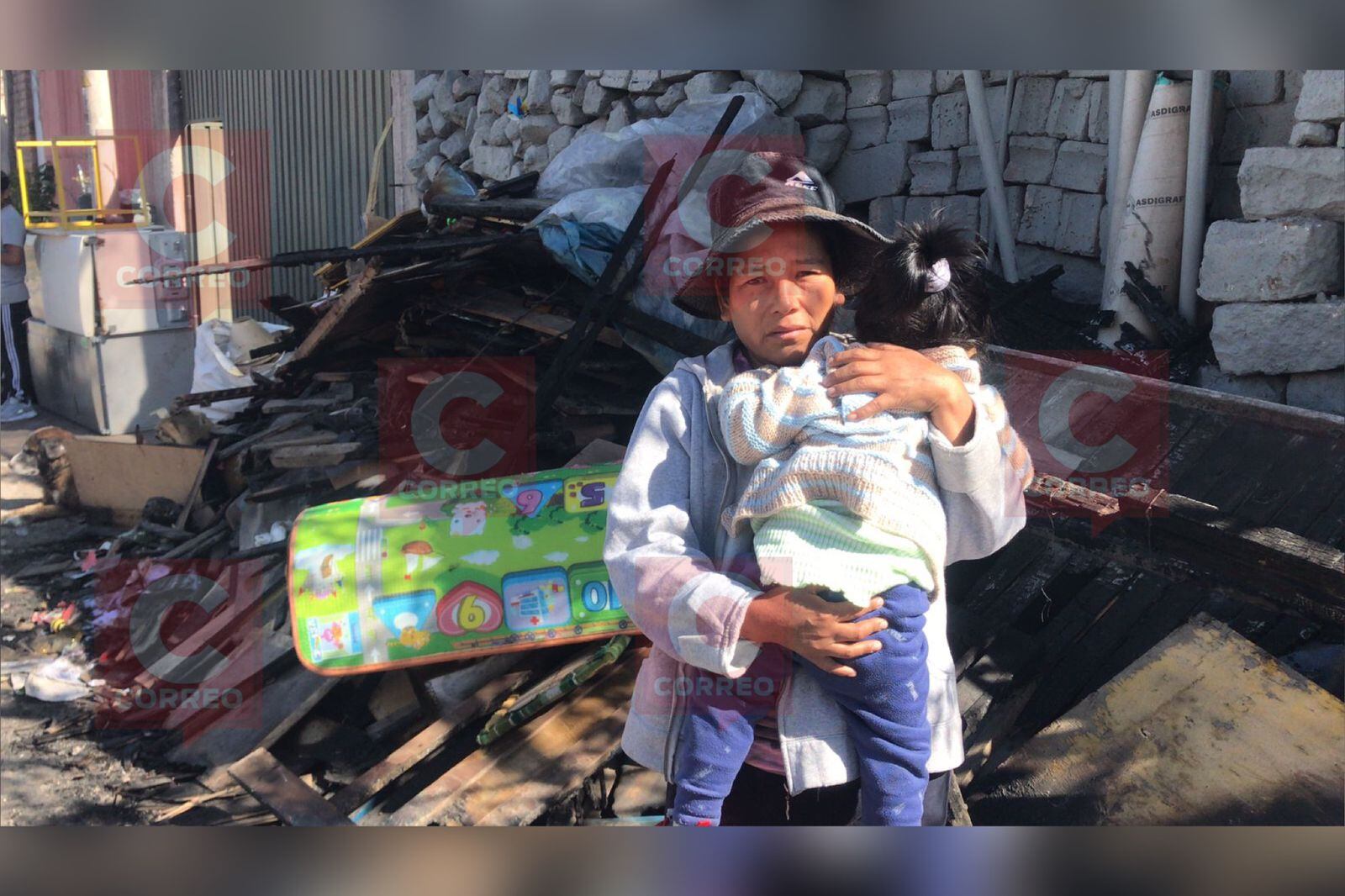 Familia pide ayuda para recuperar sus cosas que se quemaron en el incendio. (Foto: GEC)