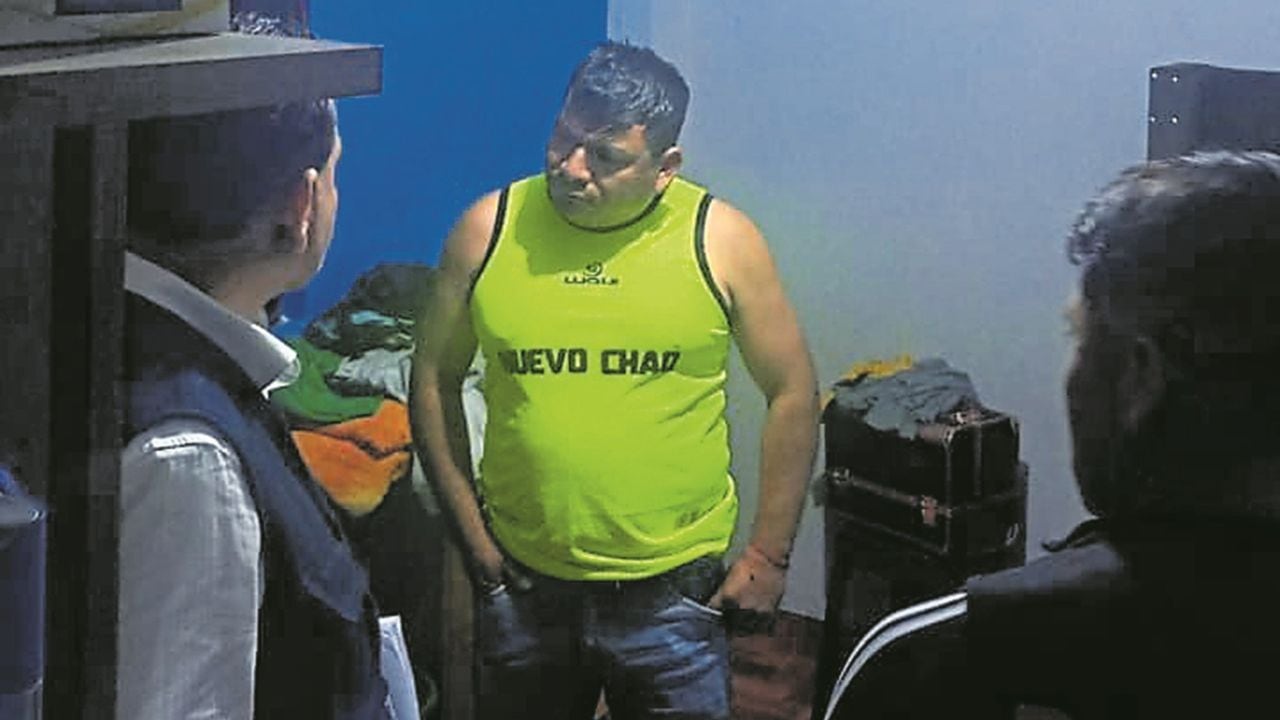 En un megaoperativo fue detenido junto a otras ocho personas, entre ellas su gerente de Obras, representantes de un consorcio y proveedores de la comuna. Según la Fiscalía, se habrían coludido para apoderarse de dinero del Estado en el marco de la ejecución de una obra de mejoramiento de un colegio por S/ 6 millones.