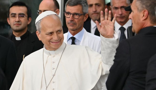 El pontífice dejó el Hospital Gemelli de Roma luego de cinco días de internamiento, mientras numerosos fieles y ciudadanos aguardaban su salida en los exteriores. | (Foto de Alberto PIZZOLI / AFP)