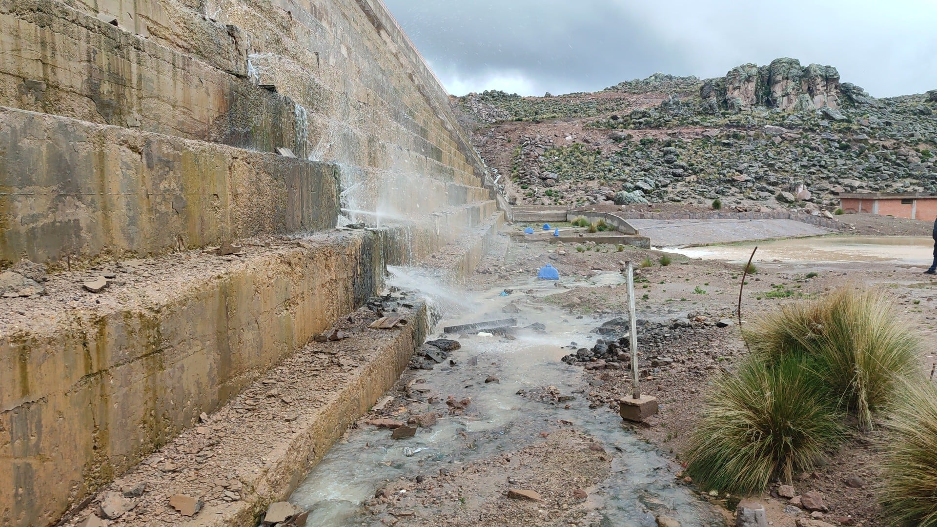 Represa Arhata en Condesuyos presenta aproximadamente 15 puntos de filtración de agua