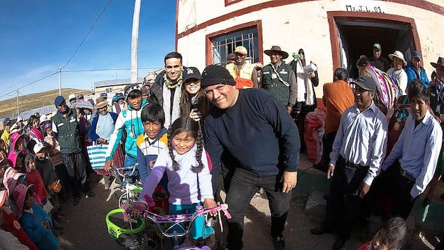 Diez Canseco, Jazmin Pinedo y Gino Assereto llevaron abrigo a Puno