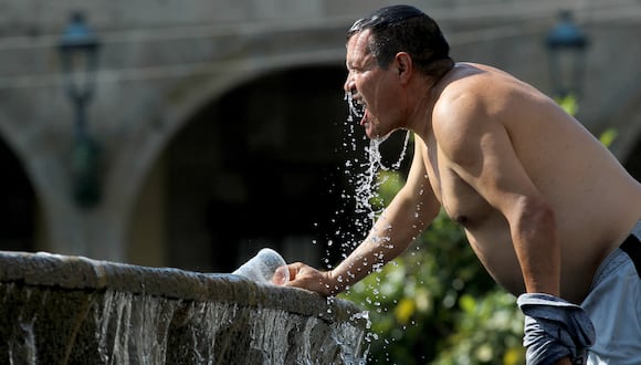 Un hombre se refresca con agua de una fuente de agua durante uno de los días más calurosos de la tercera ola de calor en Guadalajara, estado de Jalisco, México, el 12 de junio de 2023. (Foto de ULISES RUIZ / AFP)
