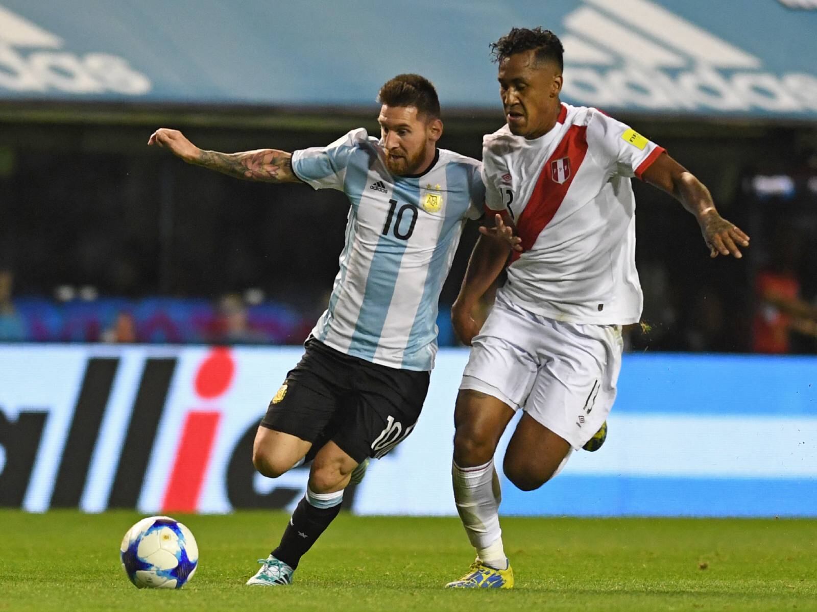 Lista de canales de tv para ver Perú vs. Argentina en vivo este sábado 17 de octubre por la jornada 4 de las Eliminatorias Conmebol 2026. (Foto: AFP)