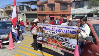 Protestan frente al GRA por obra en colegio Carlos La Fuente de Huanca (VIDEO)