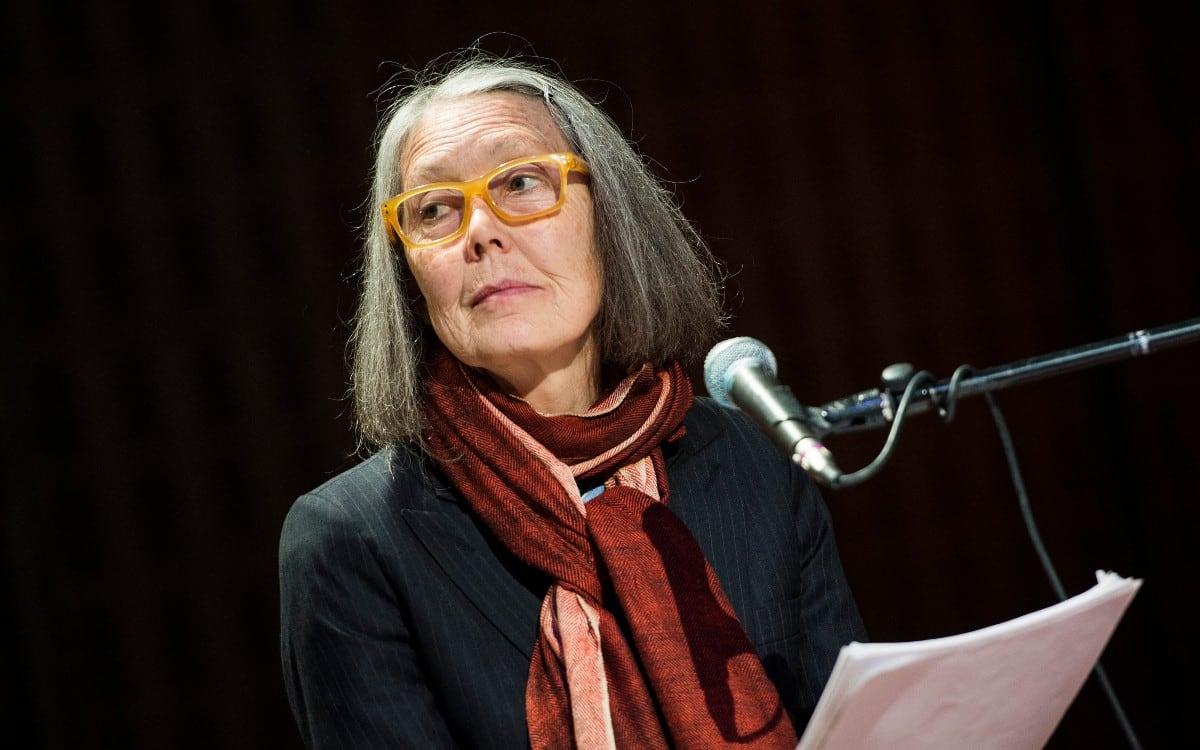 La escritora canadiense, de 76 años, recibió la noticia mientras se encontraba en Islandia. La Academia Sueca reconoció su obra por combinar la tradición clásica con nuevas formas de literatura contemporánea. (Foto por PONTUS LUNDAHL / TT NEWS AGENCY / TT NEWS AGENCY VIA AFP)