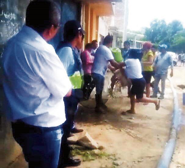 Los vecinos indicaron que llevan más de seis meses viviendo con estas aguas putrefactas cerca a sus viviendas