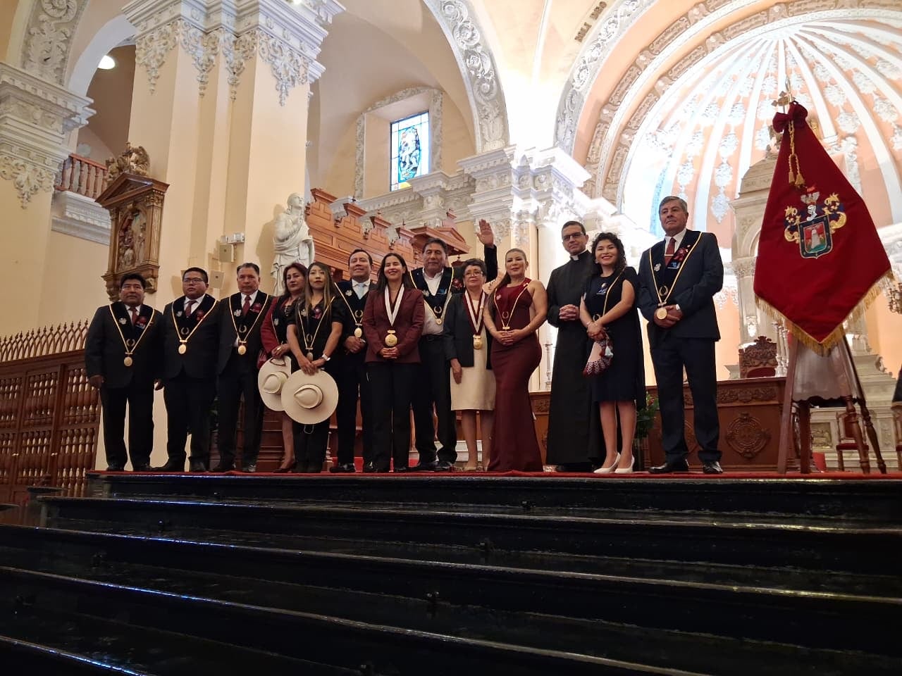 El Estandarte de Arequipa fue colocado a los pies de la Vorgen de la Asunción en la Basílica Catedral de Arequipa (Foto: Flor Barrios/@photo.gec)