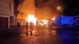 Voraz incendio consume totalmente dos viviendas y deja familias damnificadas en Pisco playa