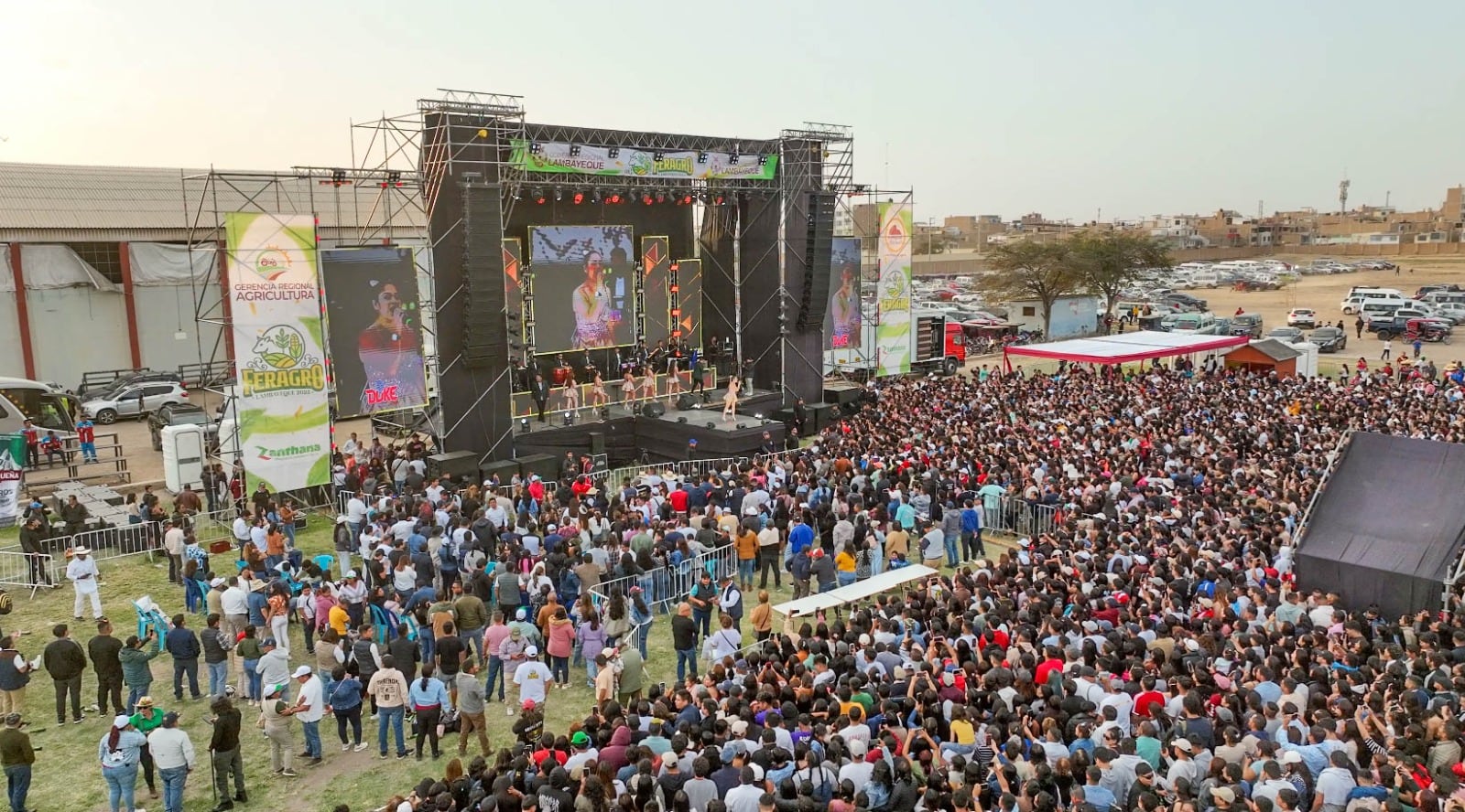 Autoridades regionales han realizados diversos eventos en interior de coloso.