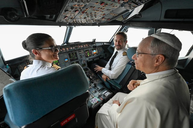 This handout photo taken on September 28, 2026 and released by the Vatican press office, Vatican Media, shows Air France pilot Clemence Coussonneau (R) and her co-pilot speaking with Pope Leo XIV in their Airbus A320 aircraft cockpit prior to land at the Metz�Nancy�Lorraine Airport in Metz, northeastern France, on the last day of th Pope visit to France. (Photo by Simone Risoluti / VATICAN MEDIA / AFP) / RESTRICTED TO EDITORIAL USE - MANDATORY CREDIT "AFP PHOTO / Simone RISOLUTI / Vatican Media " - HANDOUT - NO MARKETING NO ADVERTISING CAMPAIGNS - DISTRIBUTED AS A SERVICE TO CLIENTS