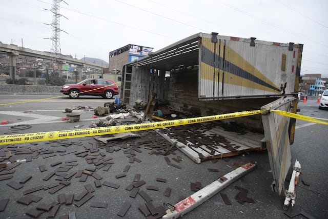 Camión se vuelca en la Vía de Evitamiento y provoca congestión vehicular en San Juan de Lurigancho