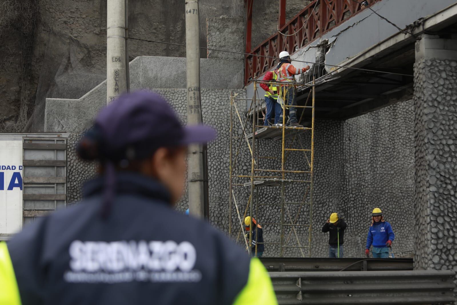 El choque causó rajaduras en la estructura del puente, lo que obligó a las autoridades a clausurar parte de esta principal vía de la ciudad. Fotos: Julio Reaño/@photo.gec