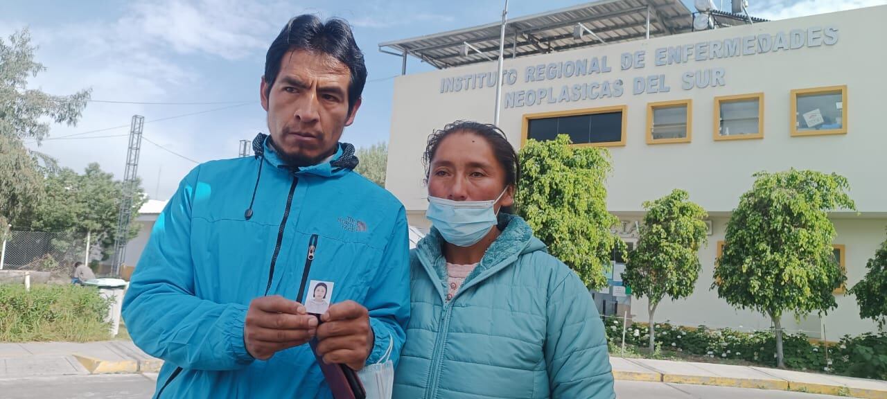 Padres de Ruth en el Iren Sur. Foto: Pedro Torres.