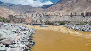 Río Tambo en distrito de Quinistaquilllas en Moquegua con coloración inusual