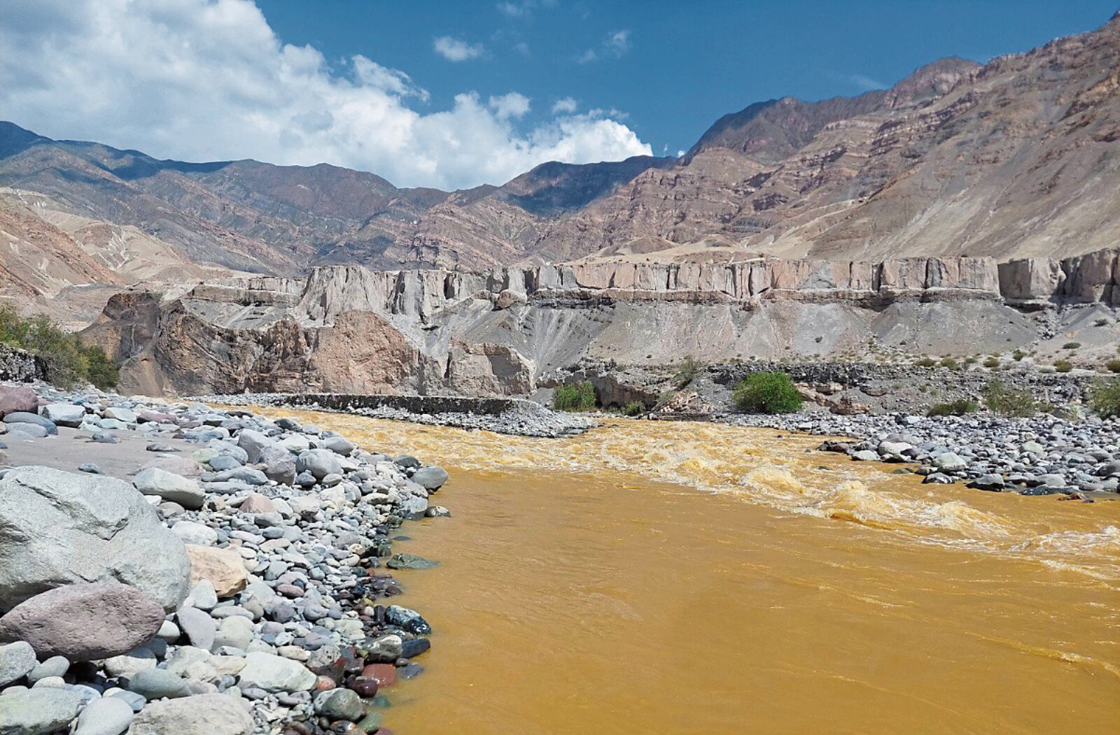 Autoridades verificación en el río Tambo en el sector de Santa Ana en Moquegua. Foto: GEC.