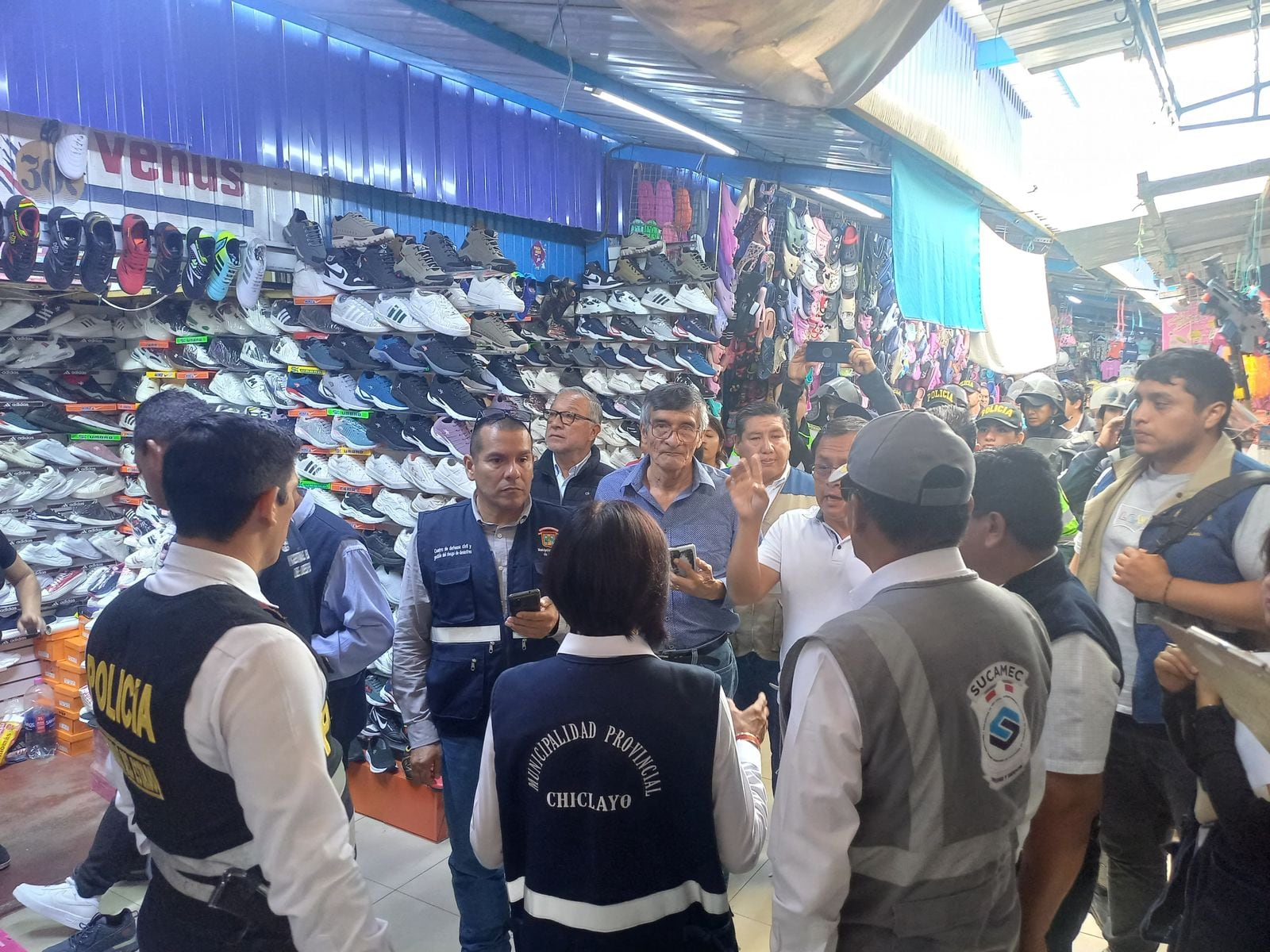 El operativo pretende evitar la venta de pirotécnicos en el “Modelo”. Comerciantes toman pasillos del mercado.