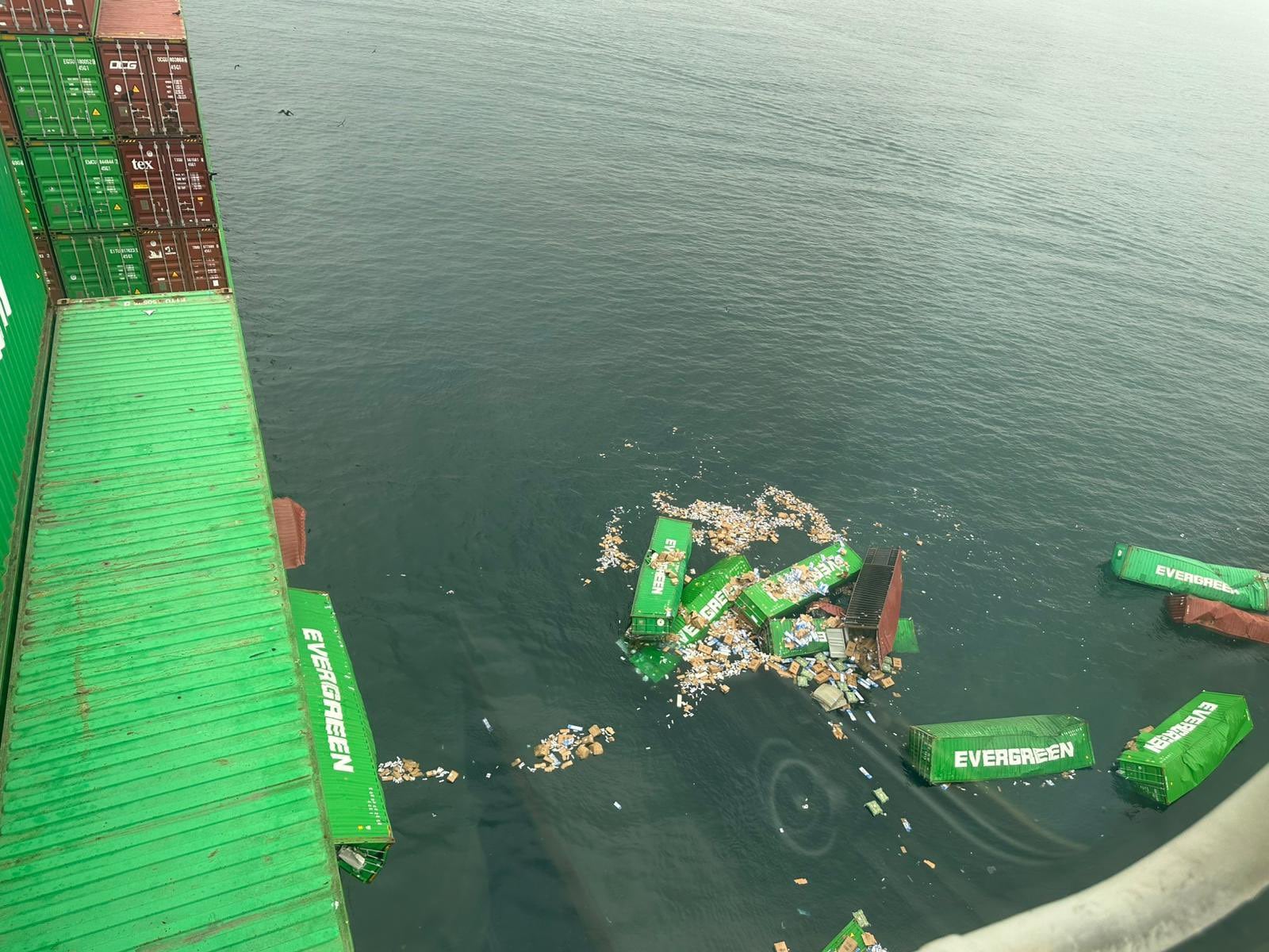 Hasta el momento, no se ha informado qué provocó la presencia de los contenedores en el mar ni el riesgo que representan para la navegación en la zona.