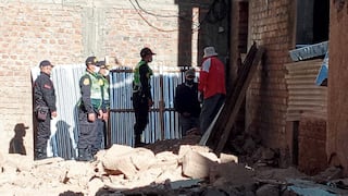 Vivienda de dos pisos  en Chupaca se derrumba y vecinos  huyen   del lugar por pánico