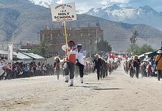 Patriotismo en Arequipa: Desfilaron en medio del polvo, rocas y el olvido en Cerro Colorado
