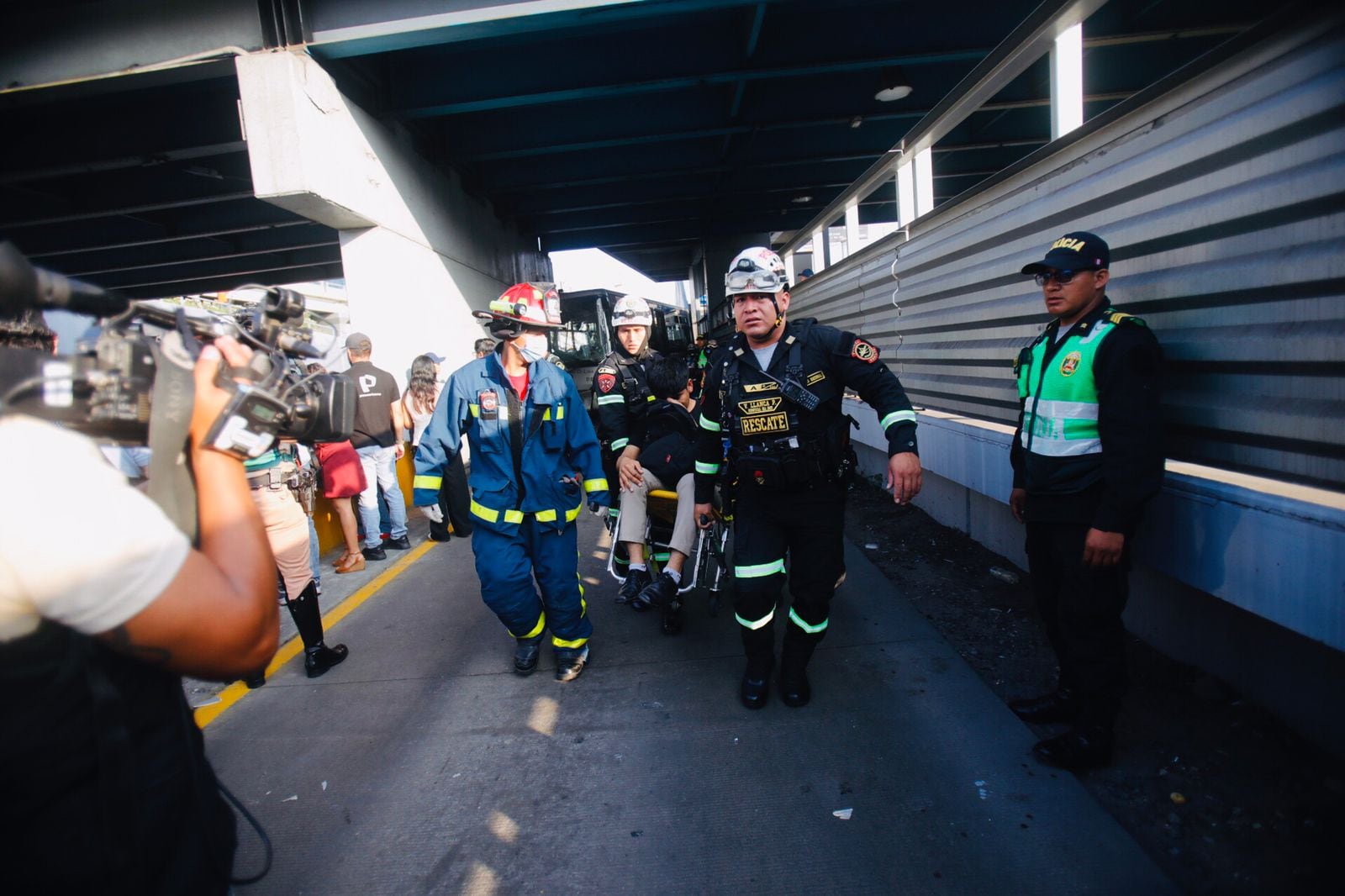 Ambulancias y agentes de la PNP llegaron hasta el lugar para atender emergencia.