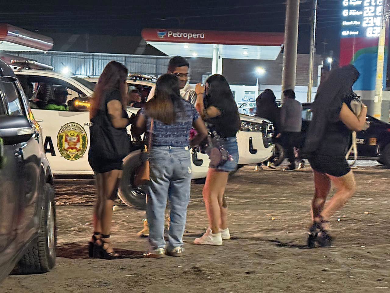 Policías realizaron un control de identidad a parroquianos y a féminas. (Foto: Difusión)