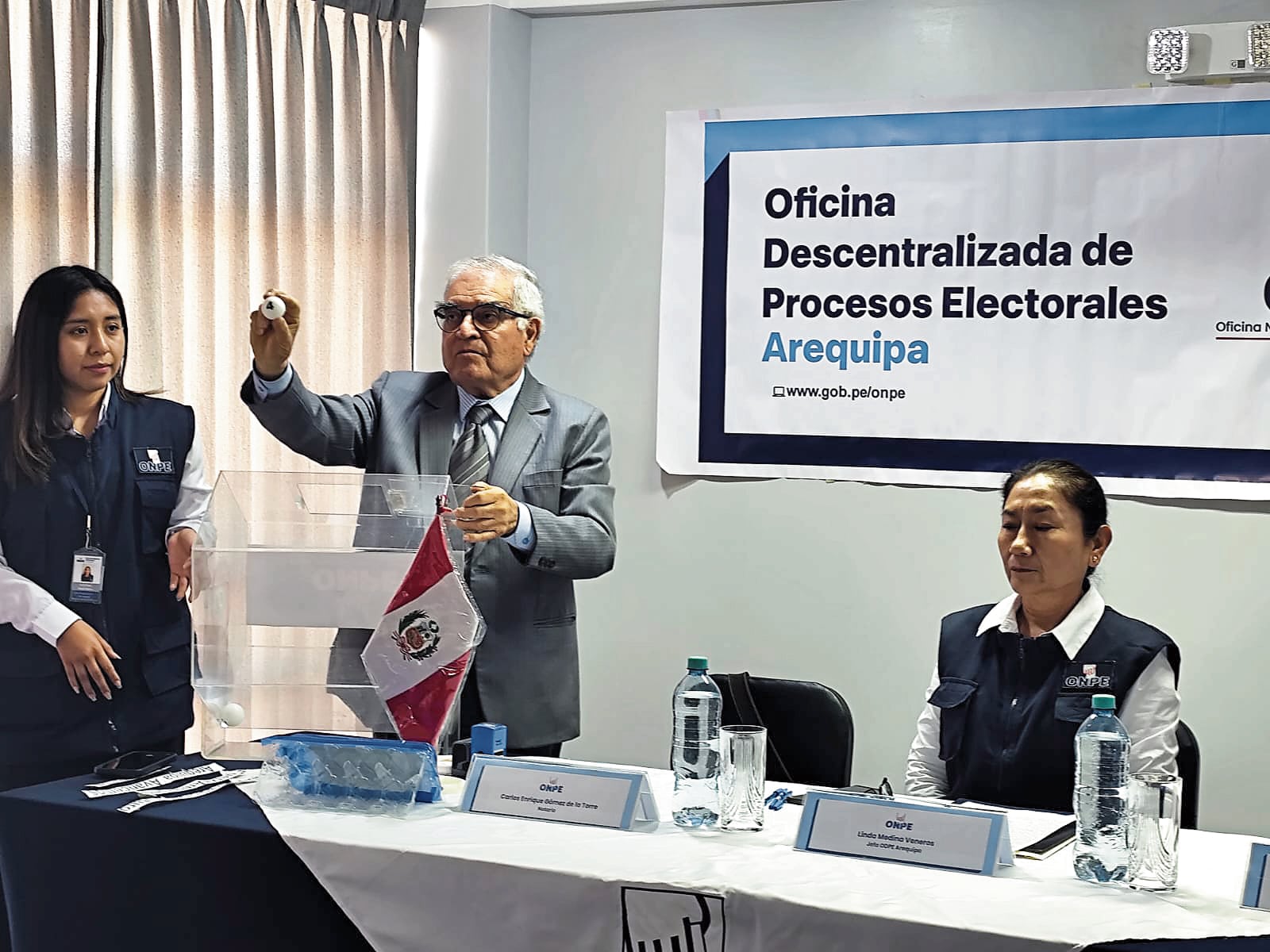 Mediante sorteo se determinó el orden de organizaciones políticas en cédulas de sufragio. Foto: ODPE Arequipa.