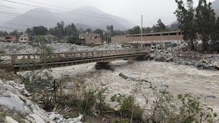 Lurigancho-Chosica: Cierran puente Caracol tras crecida del río Rímac, pero varias personas continúan cruzando