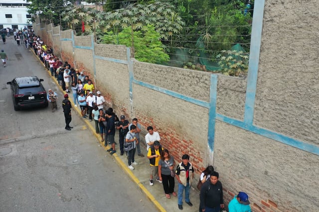 Se apertura las mesas de sufragio en el colegio San Luis Gonzaga de SJM, personas aún tienen quejas por el trabajo del personal de ONPE (Fotos: Julio Reaño/@photo.gec)