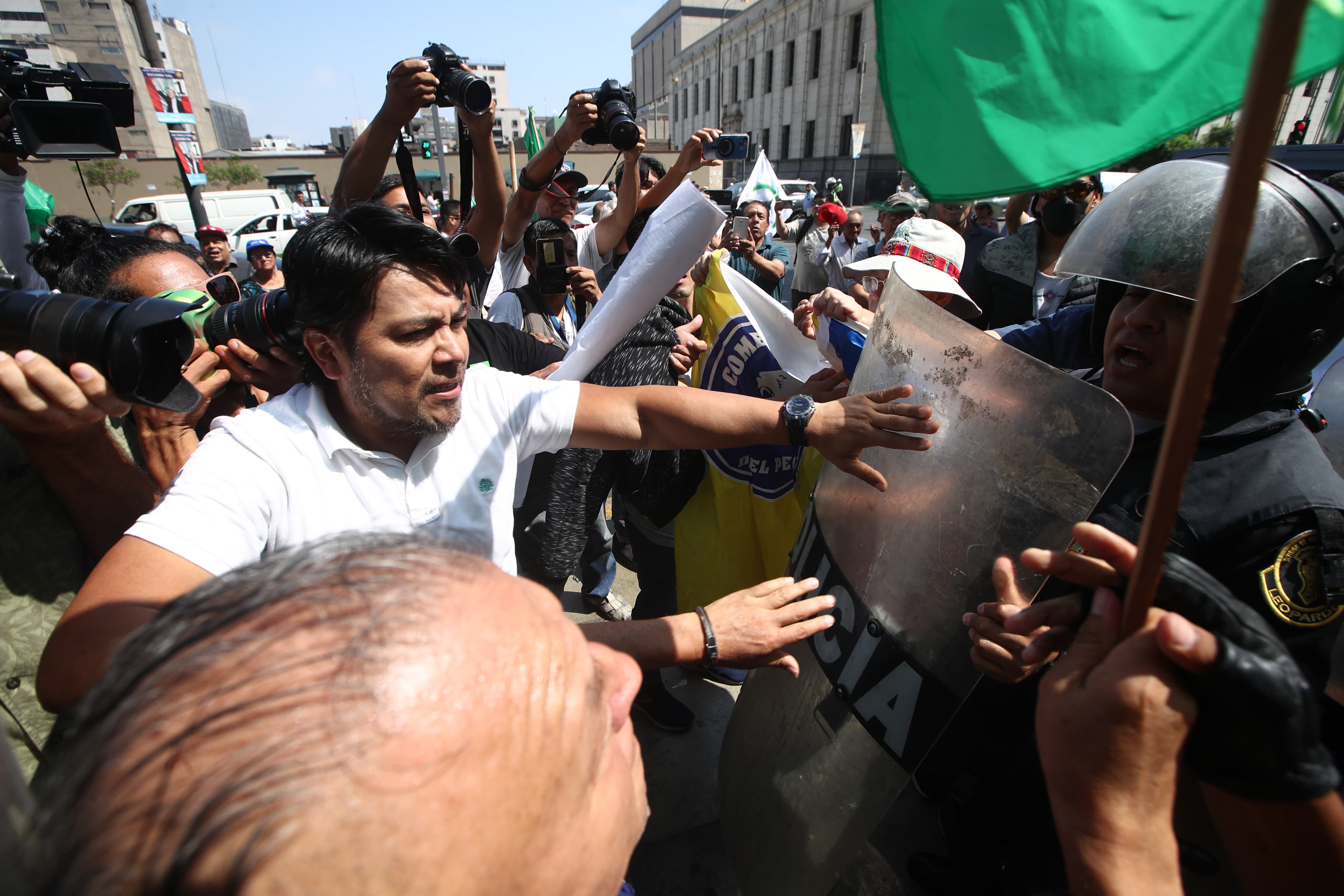 Enfrentamientos por Dina Boluarte y el caso Rolex en la sede del Ministerio Público. Fotos: jorge.cerdan/@photo.gec