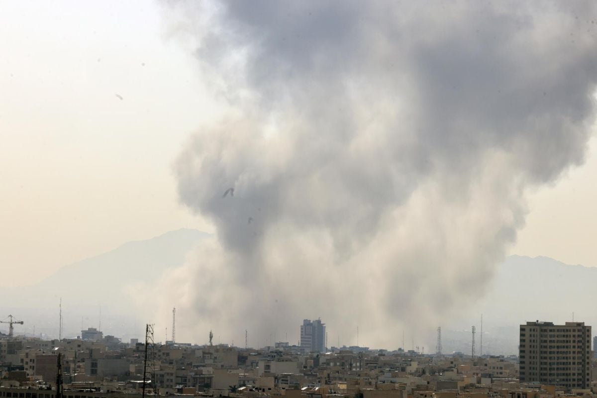 Una columna de humo emerge del centro de Teherán tras un ataque israelí este sábado. Foto: EFE/ABEDIN TAHERKENAREH