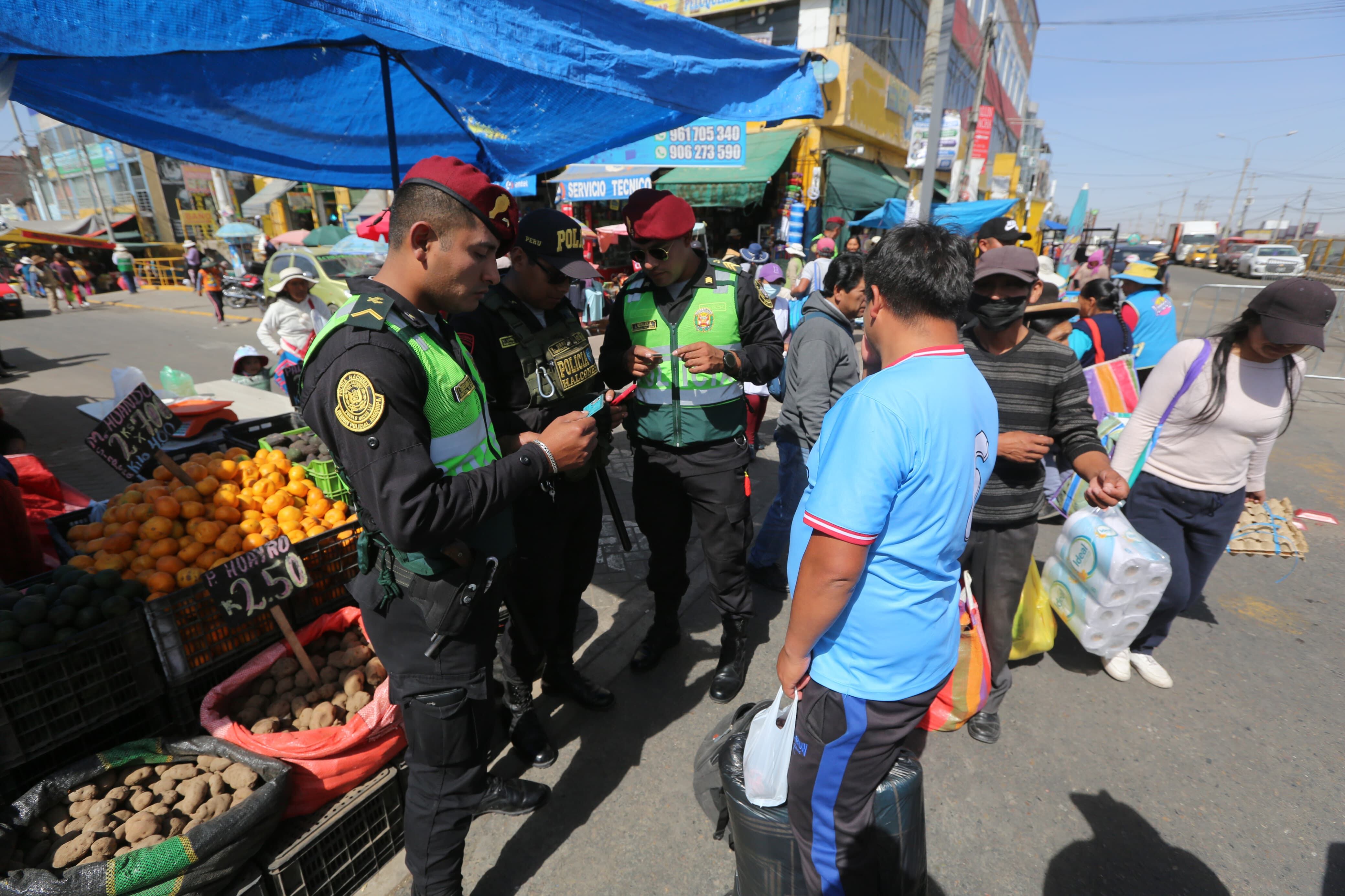 Policía realiza identificación de identidad en Cerro Colorado. (Foto: Leonardo Cuito)