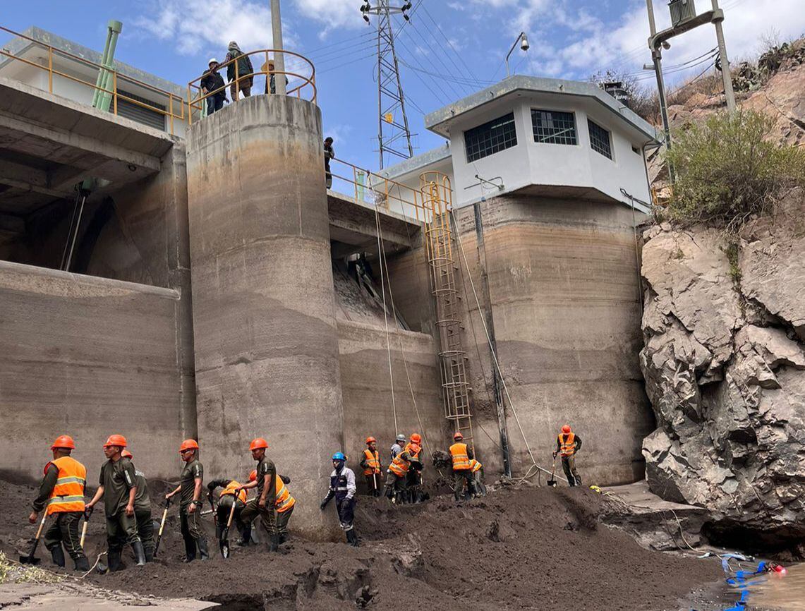 Ayudaron a limpiar las plantas de tratamiento de agua. (Foto: Difusión)