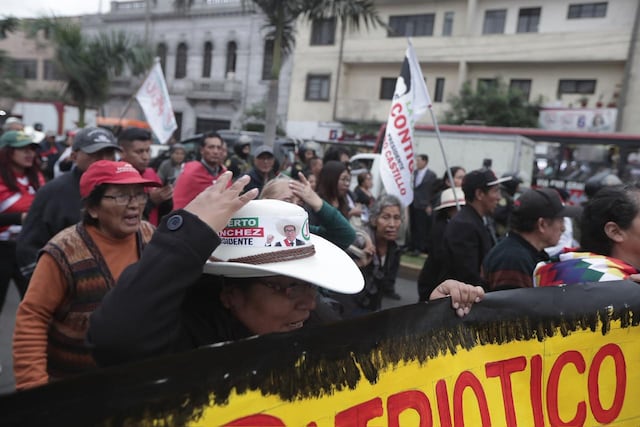 Marcha convocada por Juntos por el Perú se desarrolla bajo estricto resguardo policial