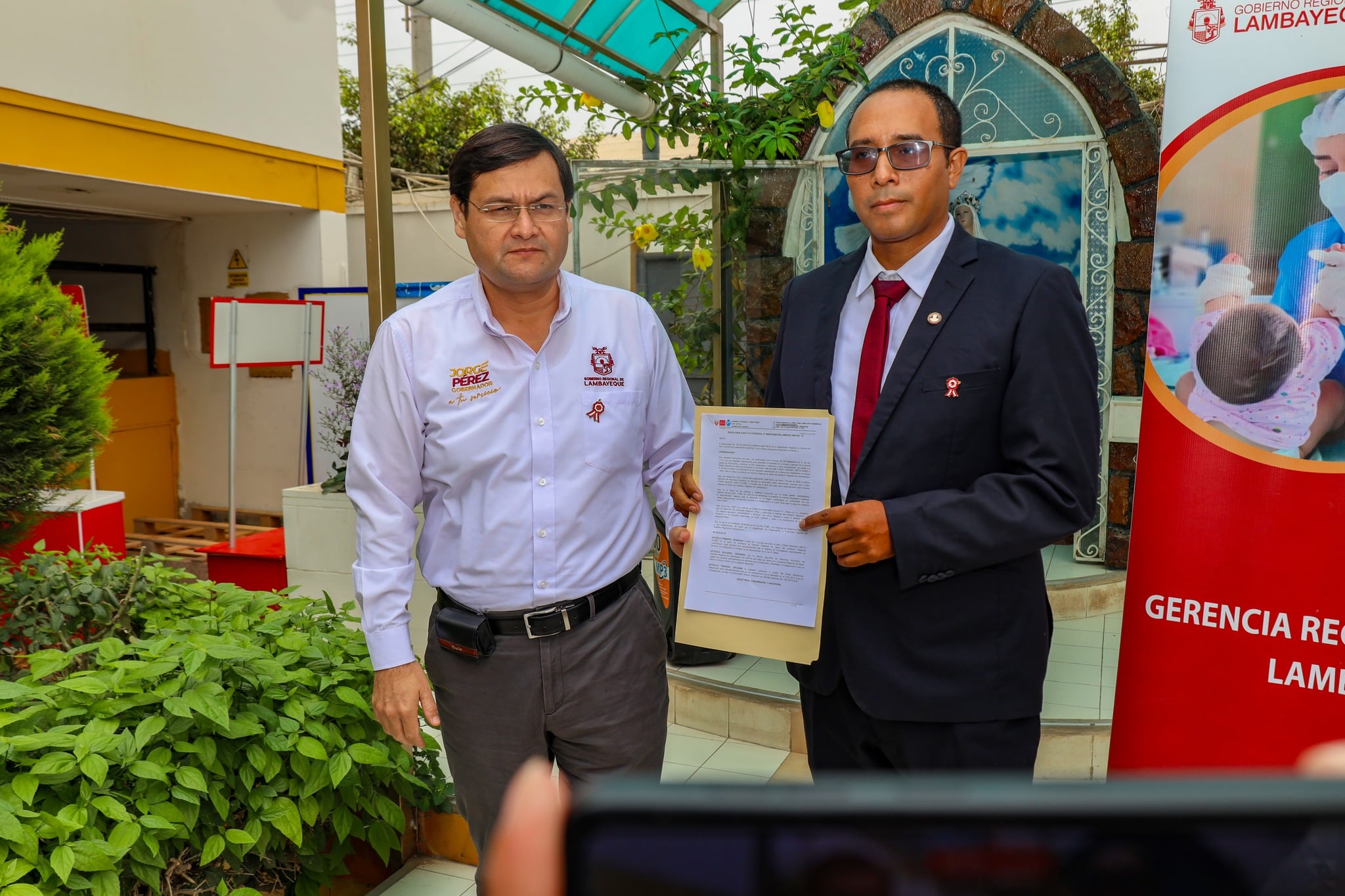Jorge Pérez y Yonny Ureta en una ceremonia protocolar.