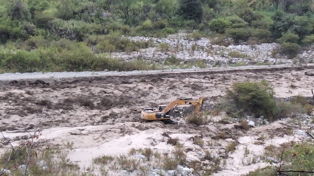 Operario muere en Arequipa luego de que un huaico arrastrase su maquinaria en el río de Quicacha (VIDEO)